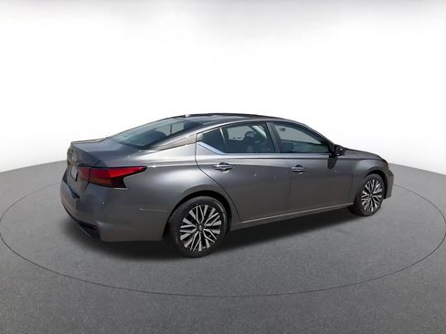 Used 2025 Nissan Altima 2.5 SV FWD image 14
