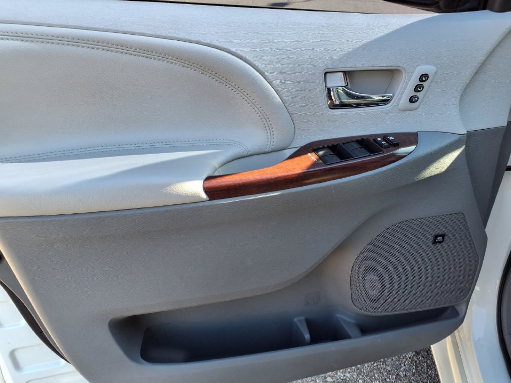 Used 2014 Toyota Sienna Limited w/ Limited Premium Package FWD image 12