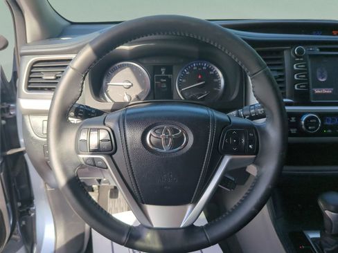 Used 2015 Toyota Highlander XLE FWD image 11