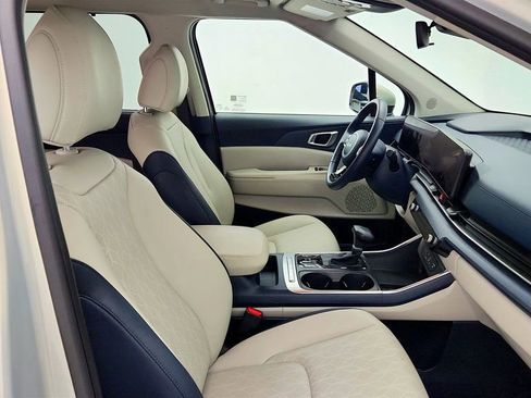 Used 2025 Kia Carnival EX FWD image 22