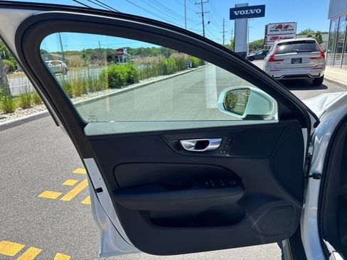 Used 2025 Volvo V60 B5 Cross Country Plus AWD/4WD image 19