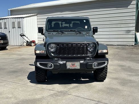 Used 2025 Jeep Gladiator Sport AWD/4WD image 2