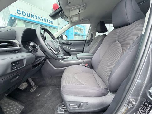 Used 2025 Toyota Highlander LE FWD image 21