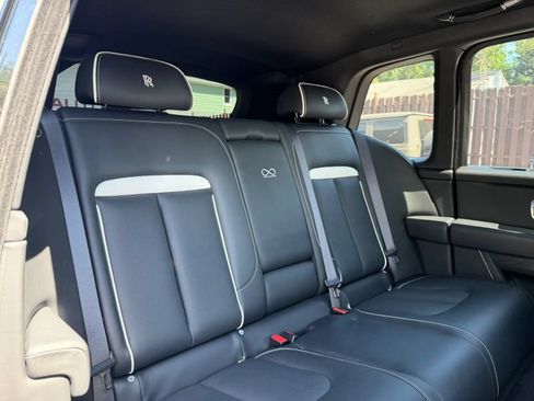 Used 2022 Rolls-Royce Cullinan Black Badge w/ Dark Exterior Package AWD/4WD image 33