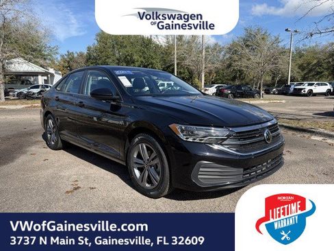 Used 2024 Volkswagen Jetta SE image 1