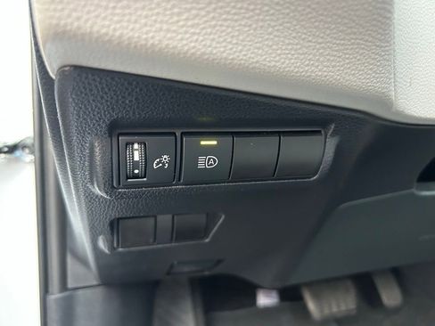 Used 2025 Toyota Corolla Cross LE FWD image 18