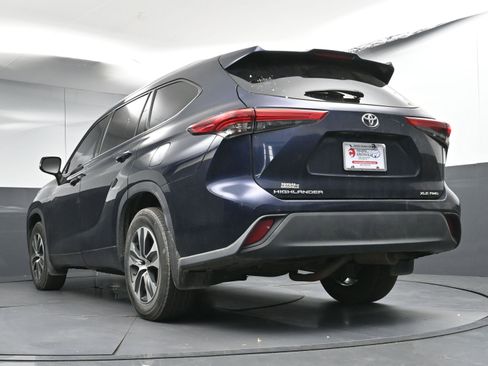 Used 2020 Toyota Highlander XLE image 28