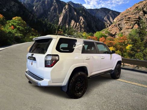 Used 2018 Toyota 4Runner TRD Off-Road Premium AWD/4WD image 6
