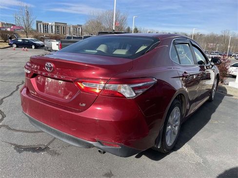 Used 2018 Toyota Camry LE image 4