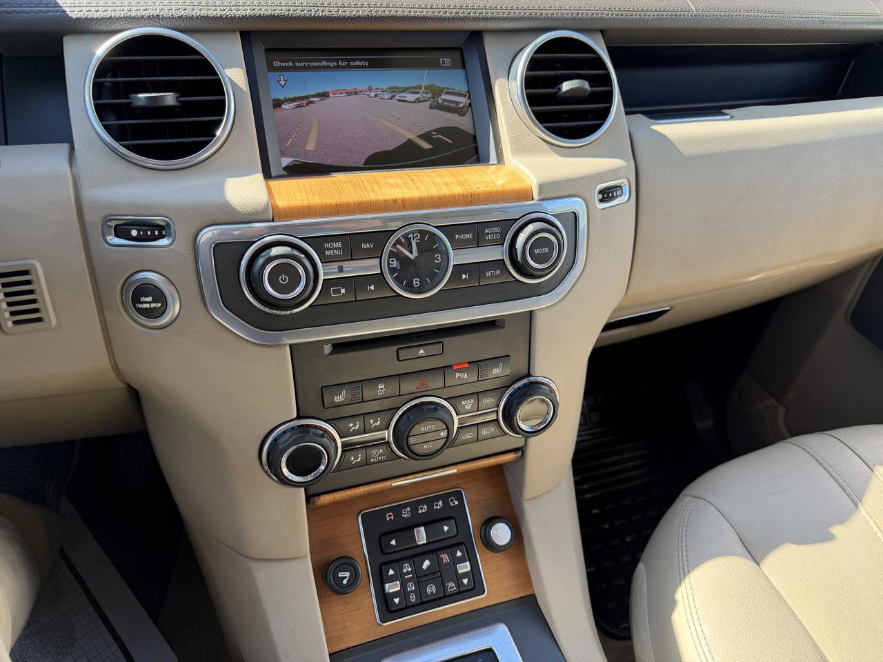 Used 2015 Land Rover LR4 HSE AWD/4WD image 9