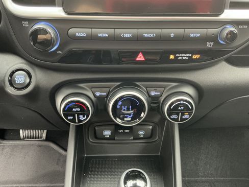 Used 2025 Hyundai Venue SEL image 12