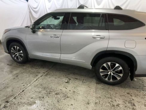 Used 2022 Toyota Highlander XLE AWD/4WD image 10