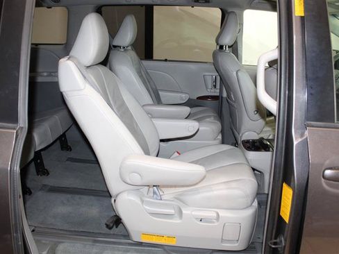Used 2014 Toyota Sienna XLE AWD/4WD image 29