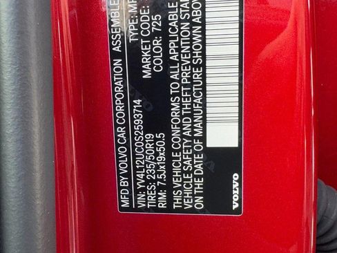 Certified 2025 Volvo XC40 B5 Plus image 26