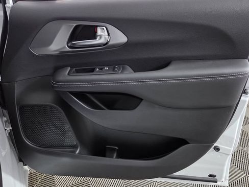 New 2025 Chrysler Pacifica Select w/ Fav Edition Package FWD image 37