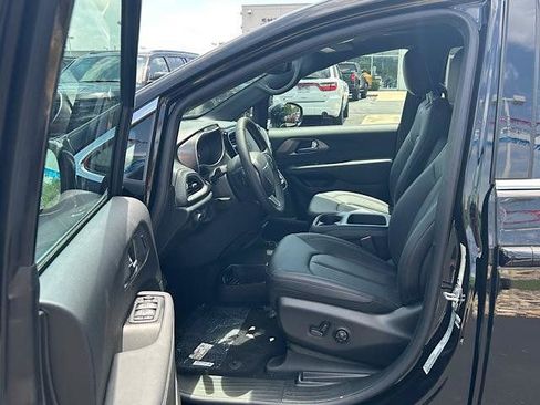 New 2025 Chrysler Pacifica Select image 14