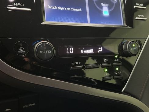 Used 2018 Toyota Camry XLE FWD image 28