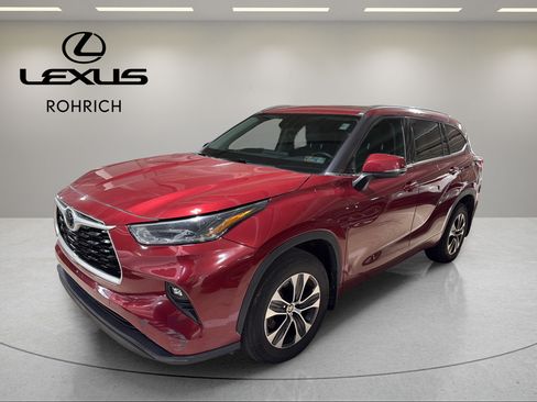 Used 2021 Toyota Highlander XLE AWD/4WD image 1