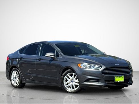 Used 2015 Ford Fusion SE FWD image 2