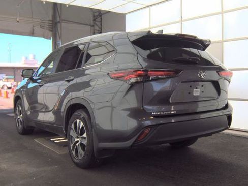 Used 2024 Toyota Highlander XLE FWD image 3