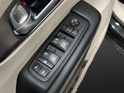 Used 2024 Chrysler Pacifica Touring-L FWD image 20