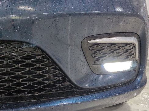 Used 2021 Chrysler Pacifica Touring-L image 3