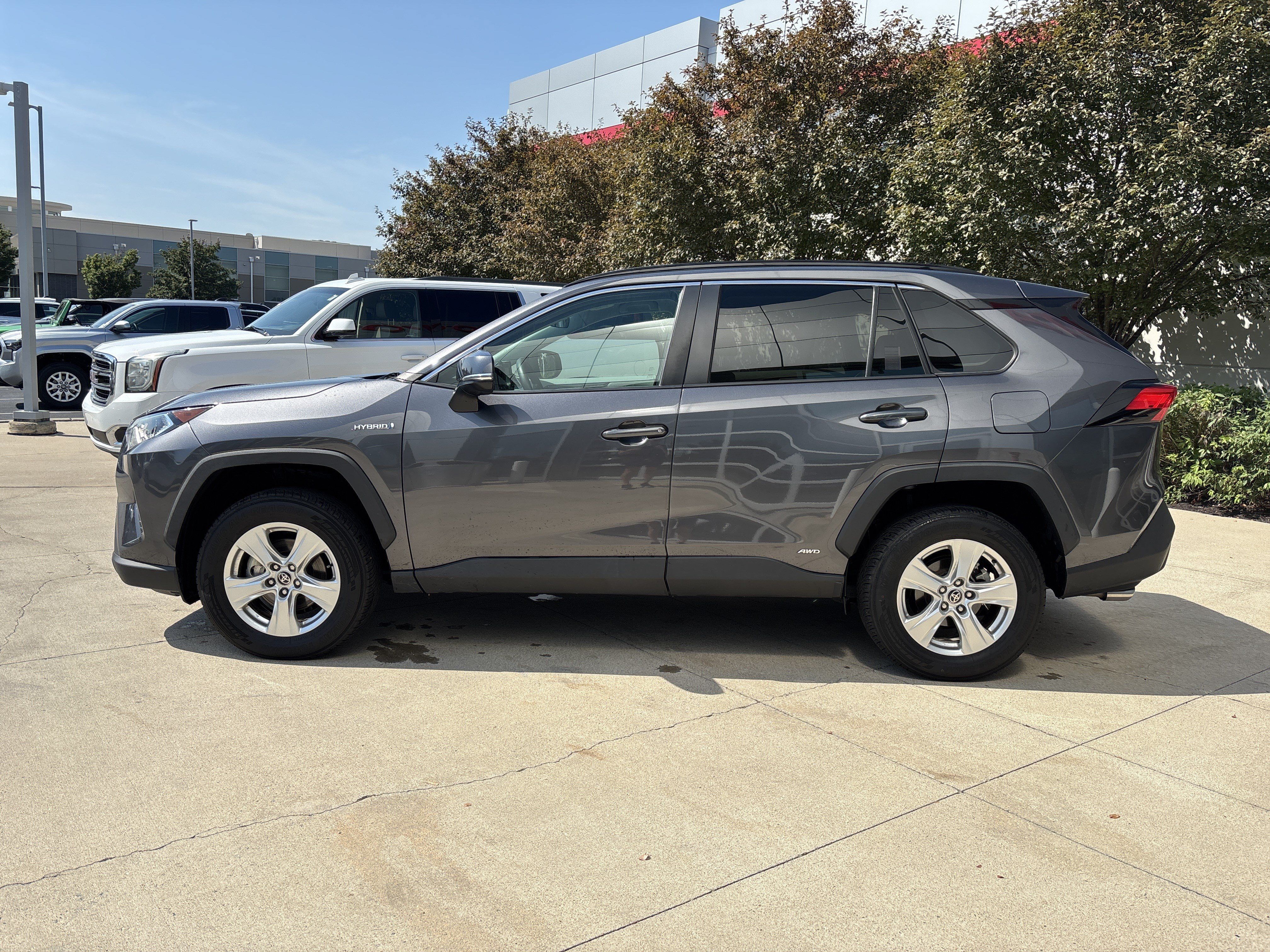 Used 2021 Toyota RAV4 XLE AWD/4WD image 9