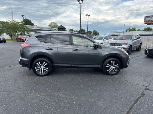 Used 2017 Toyota RAV4 LE AWD/4WD image 3
