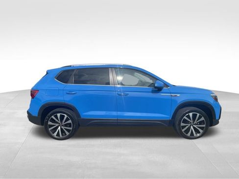 Used 2022 Volkswagen Taos SE w/ Panoramic Sunroof Package FWD image 12