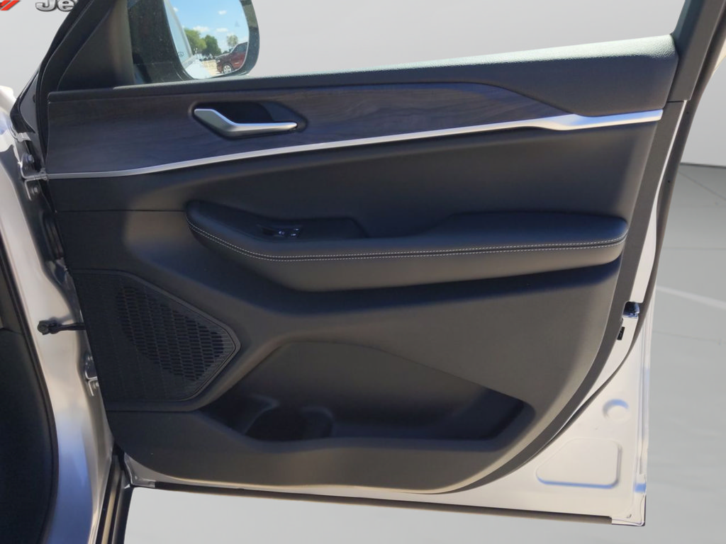 New 2025 Jeep Grand Cherokee Limited RWD image 33