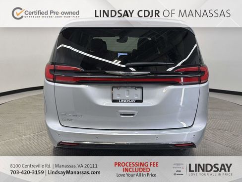 Used 2024 Chrysler Pacifica Touring-L FWD image 8