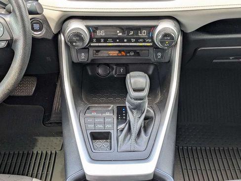 Used 2022 Toyota RAV4 XLE AWD/4WD image 17