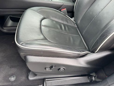 Used 2025 Chrysler Pacifica Limited image 16