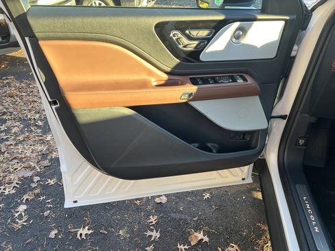 Used 2025 Lincoln Aviator Reserve w/ Equipment Group 201A image 14