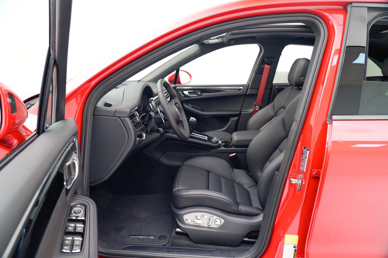 Certified 2026 Porsche Macan AWD/4WD image 18