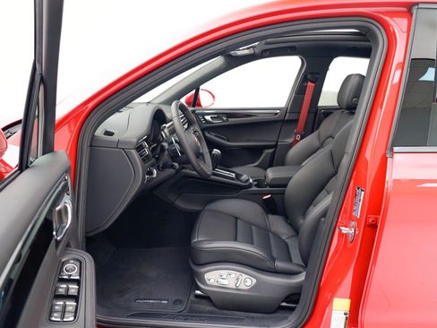 Certified 2026 Porsche Macan AWD/4WD image 18