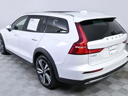 Used 2025 Volvo V60 B5 Cross Country Plus image 4