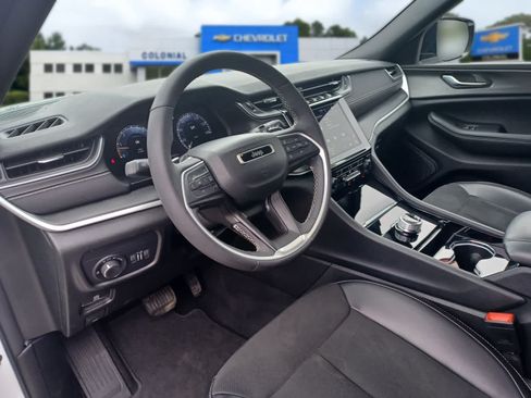 Used 2023 Jeep Grand Cherokee Altitude AWD/4WD image 8