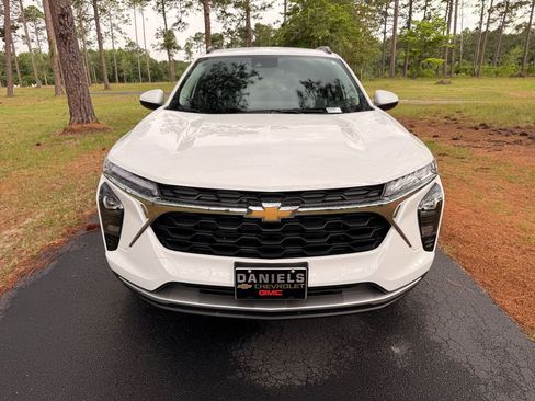 New 2026 Chevrolet Trax LT w/ Driver Confidence Package FWD image 8