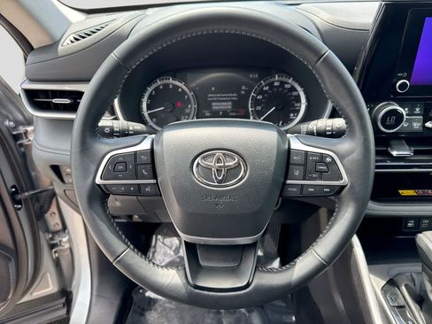 Used 2025 Toyota Highlander XLE FWD image 29