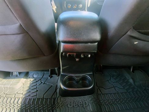 Used 2014 Jeep Wrangler Unlimited Rubicon w/ Connectivity Group AWD/4WD image 23