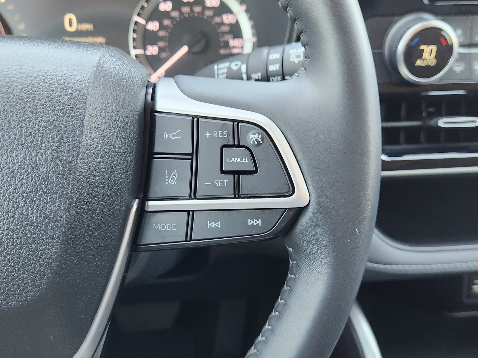 Used 2024 Toyota Highlander LE FWD image 33