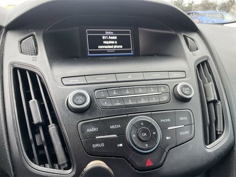 Used 2018 Ford Focus SE w/ SE Appearance Package image 12