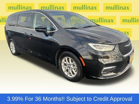 Used 2024 Chrysler Pacifica Touring-L image 1