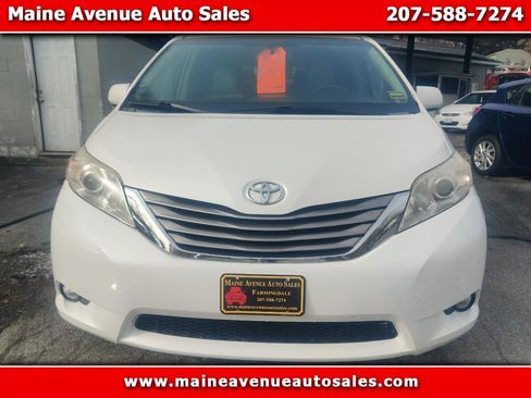 Used 2015 Toyota Sienna XLE image 1