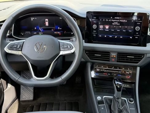 Used 2026 Volkswagen Jetta SE FWD image 9