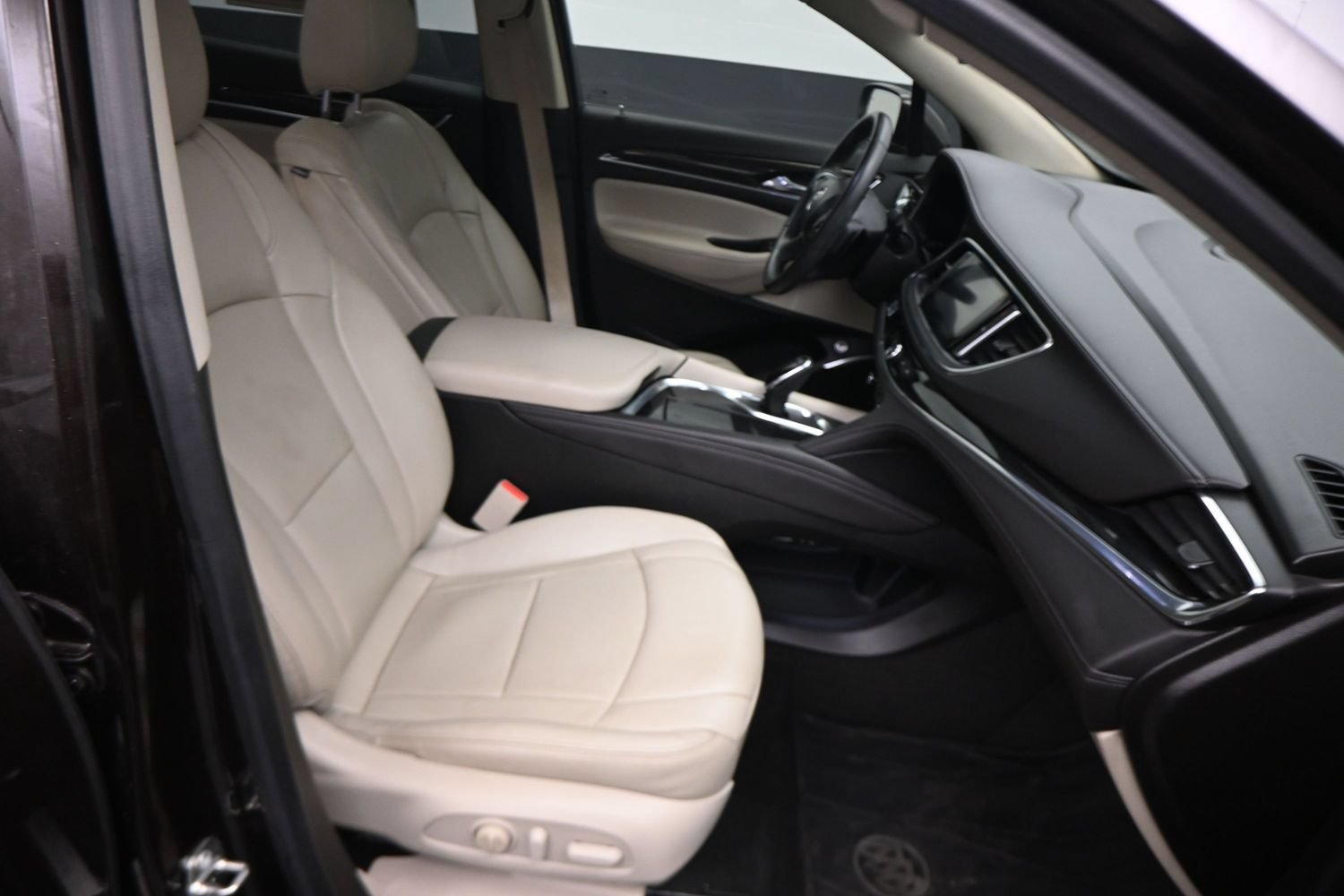 Used 2018 Buick Enclave Essence FWD image 3