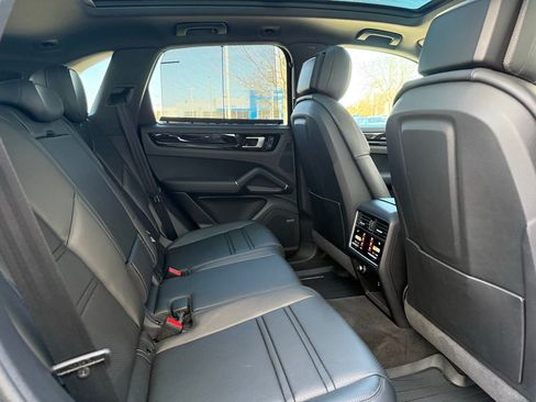 Used 2023 Porsche Cayenne AWD/4WD image 39