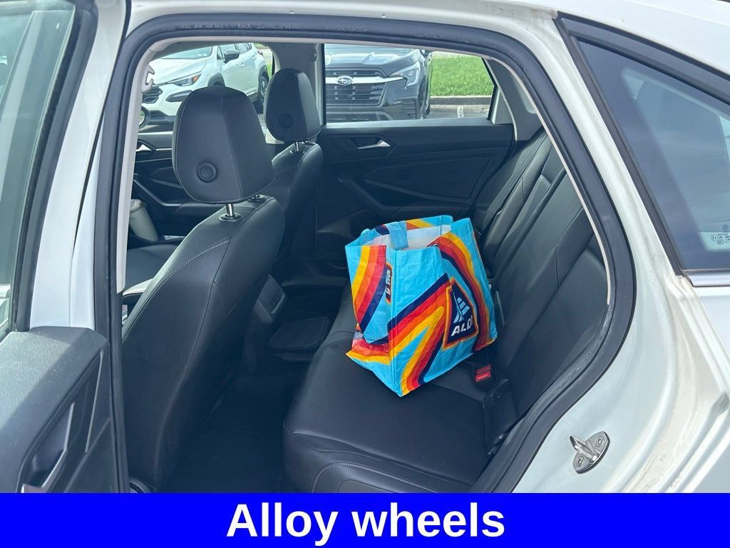 Used 2019 Volkswagen Jetta SEL w/ Cold Weather Package FWD image 14