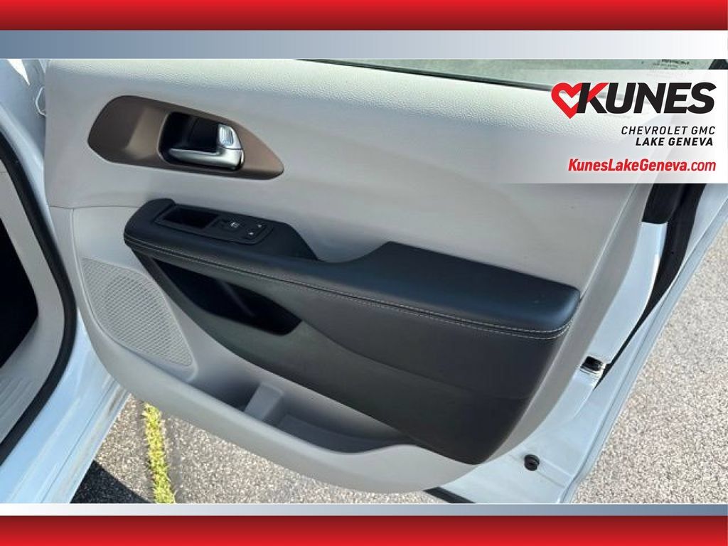 Used 2023 Chrysler Voyager LX FWD image 21
